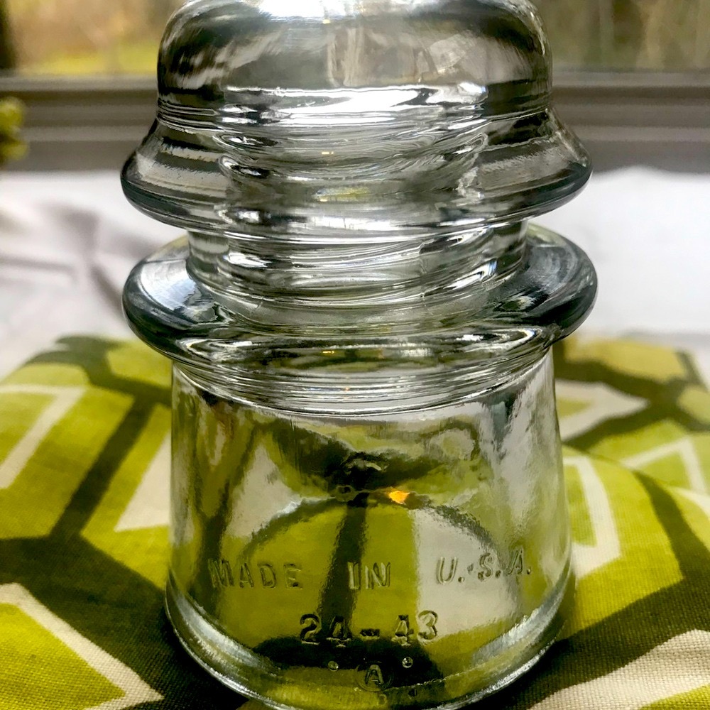 VINTAGE WHITALL TATUM NO.2 /24-43 MADE IN USA ELECTRICAL Clear Glass INSULATOR